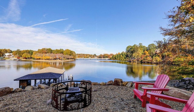 Lakefront Haven w/Hot Tub & Game Room in Hickory!