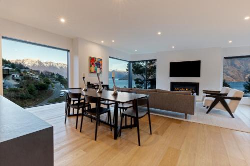 Lakeview 4-Bed Retreat with Private Gym
