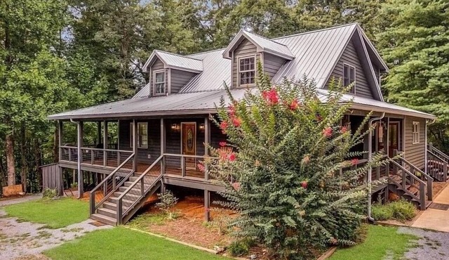 Large creekside retreat! Near wineries, hiking, orchards, fishing