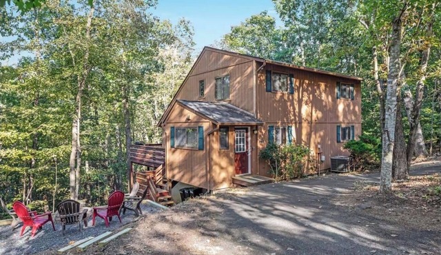 Large house only minutes from lake with great hikes & a hot tub!