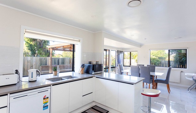 Large Town House close to Golf club Te puia and Polynesian Spa