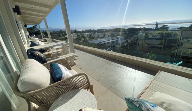 Lasalle Holiday Home - All the space, all the amenities. Sun, fun, views anyone?