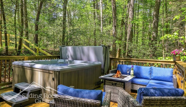 Laurel Overlook | No Pet Fees| Fenced yard | Sleeps 5 | Hot Tub