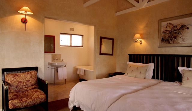 Leeuwenbosch Country House - Amakhala Game Reserve