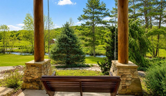Legend- A Legendary Waterfront Stay in Ellijay, GA