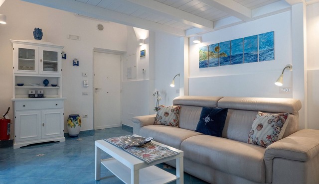 Levante - charming apartment with sea-view terrace, fits up to 7 guests