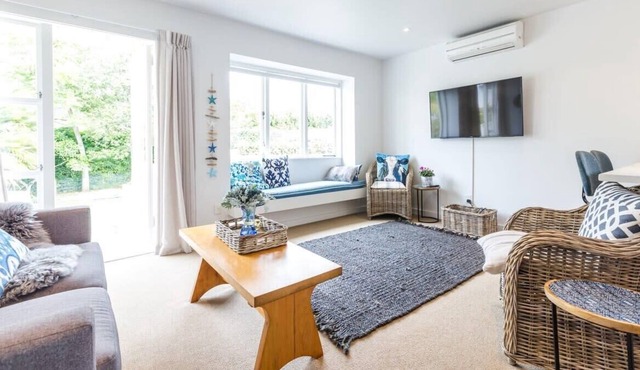 Light-filled Newly Renovated 3 Bedroom Villa in Remuera