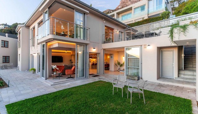 Lisburn on Clifton Villa - Ocean Views Sleeps 15