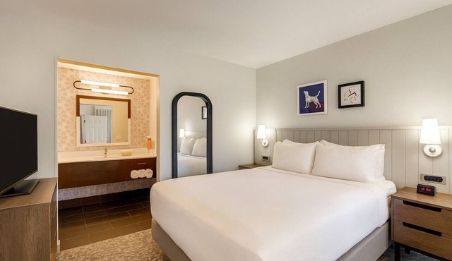 Look No More! 2 Comfortable 2BR Suites, Outdoor Swimming Pool, Pets Allowed! in Sunnyvale