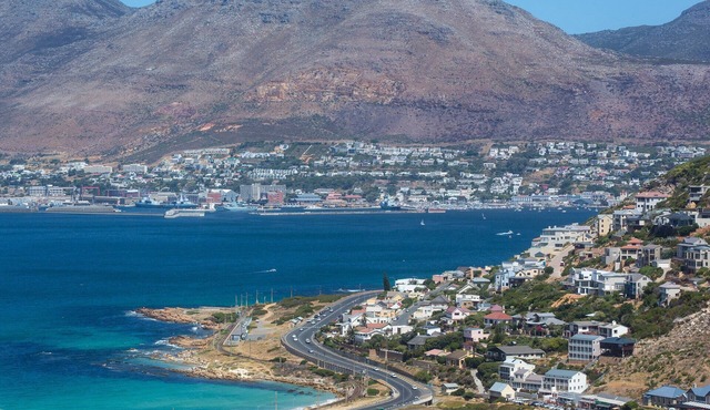 Lovely sea, valley and mountain views from high on the mountainside! Enjoy!