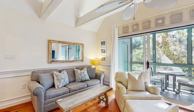 Lovely second-floor villa w/great location – walk to beach, golf & activities