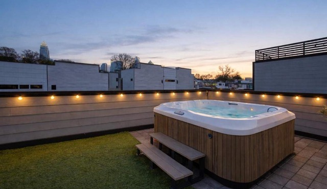 Luxe Townhome Rooftop Hot Tub Parking in Charlotte