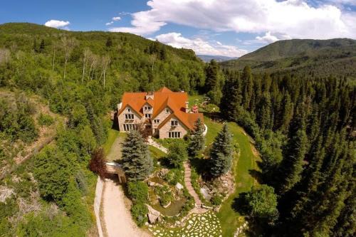 Luxurious Mountain Retreat with Pool in Midway