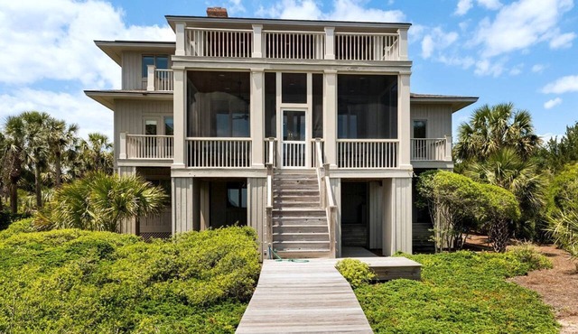 Luxurious Oceanfront Getaway with Stunning Views and Beach Access in Georgetown, South Carolina in Georgetown