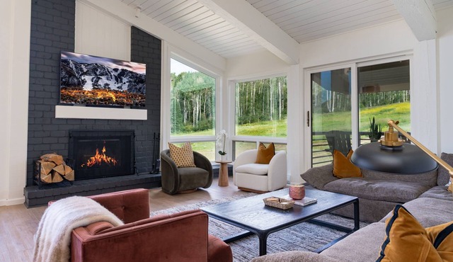 Luxury 4BR Ski-In/Out w/Pool, HotTub, Views!