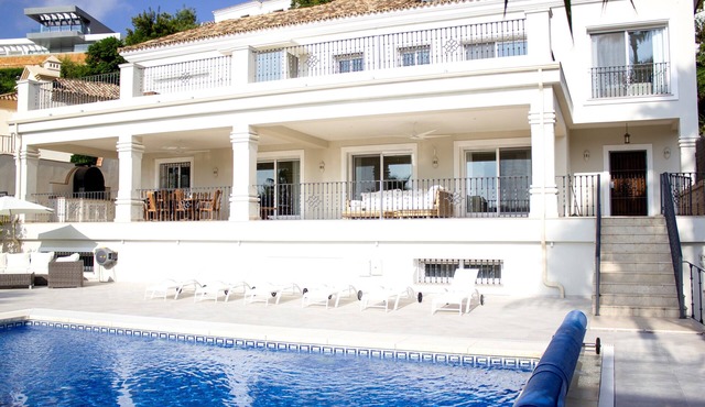 Luxury accommodation in Villa with stunning views and with large pool. in Benahavis