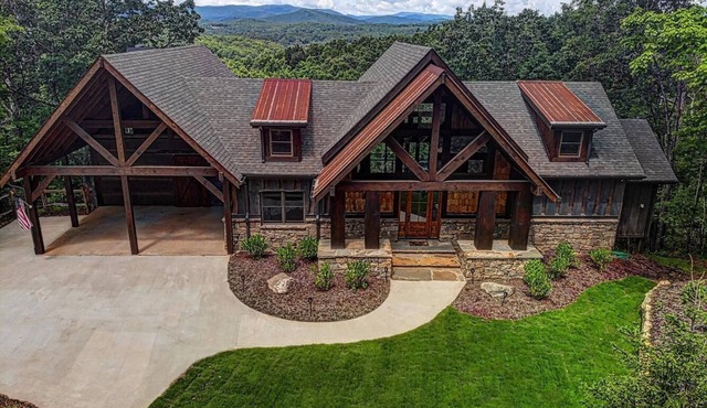 Luxury Cabin with amazing sunsets! Close to Downtown Blue Ridge!
