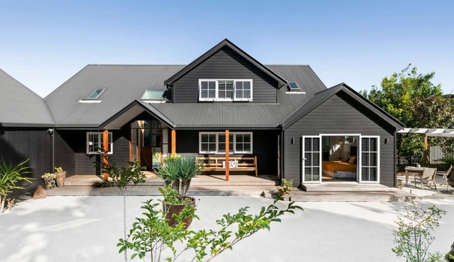 Luxury Coastal Retreat Near Boulders Beach - Your Ultimate Getaway Awaits!