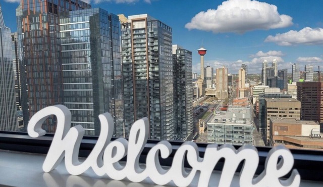 Luxury Condo | 2 Bed | Pool | Gym | Views | Parking | Steps to DT Dining in Calgary