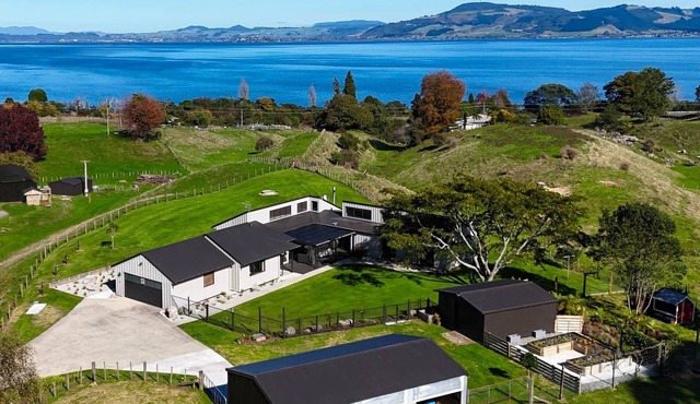 Luxury Lakeview Farm Stay Rotorua | Hot Tub, Views & Animal, Hamurana Luxury Lakeview Farmhouse w/a.