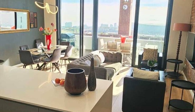 Luxury modern 3 bed Penthouse apartment in Green Point near V&A Waterfront, CBD