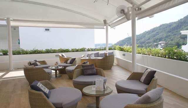 Luxury sea view apartment in condo with services