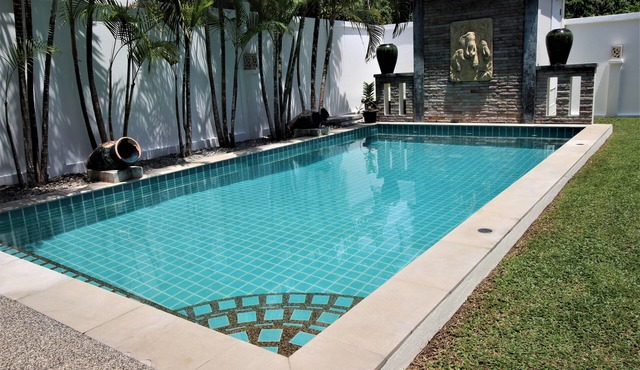 Luxury Villa, Large Private Pool, 2 Bedrooms 2 Bathrooms, 6/7 P Near Beaches.