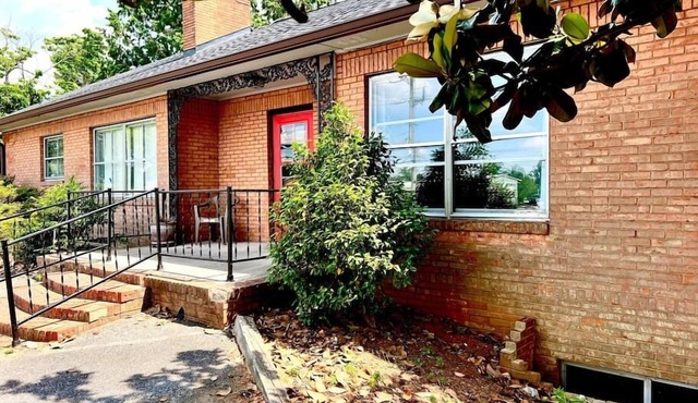 Magnolia "Apt 622" — Exceptional value: comfy king, full kitchen, ideal location