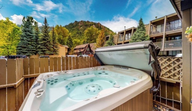 Main St. gem - pool & hot tub - walk to lifts, dog-friendly, third floor