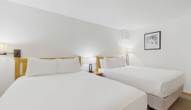 Main St. studio - pool & hot tub - walk to lifts, dog-friendly, third floor