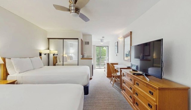 Main Street gem - pool & hot tub - walk to lifts, dog-friendly, balcony
