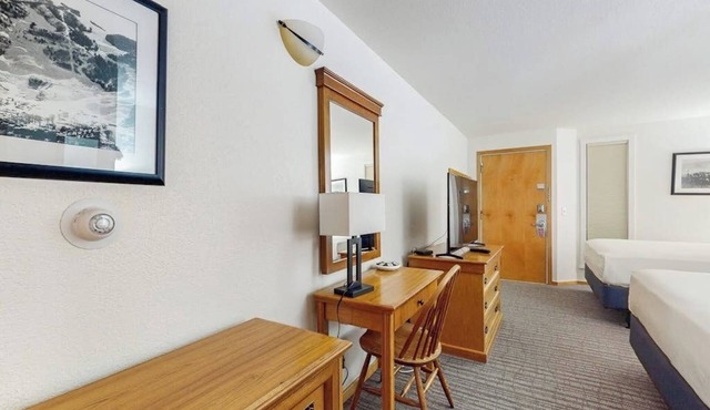 Main Street gem - pool & hot tub - walk to lifts, dog-friendly, ground-floor