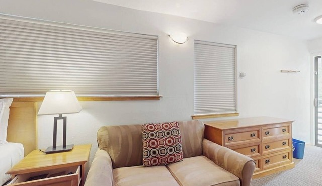 Main Street room - pool & hot tub, walk to lifts, dog-friendly, 3rd floor