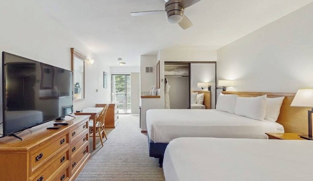 Main Street stay - pool & hot tub - walk to lifts, dog-friendly, balcony
