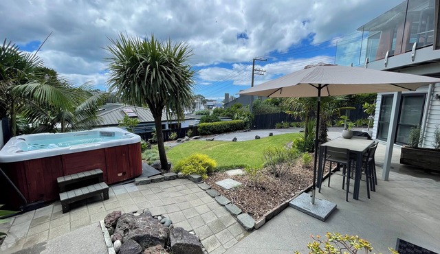 Marina View Retreat - Spa Pool - Walk to Beach, Cafés & Shops