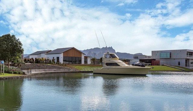 Marsden Cove Canal-Front Holiday House