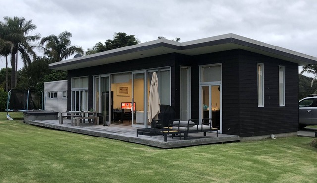 Matapouri Beach Hut, Tutukaka Coast. Pleasant 10 minute walk to beach