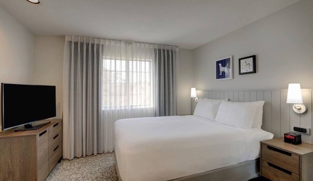 Modern 2 Queen Unit with Kitchen, Fitness Center, Near 49ers Museum! in Sunnyvale