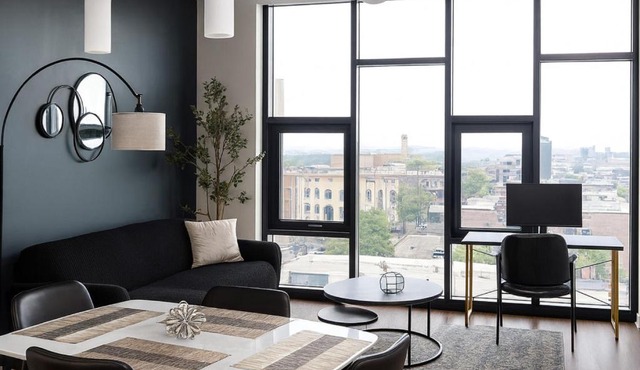 Modern 2BR Gem Rooftop Pool and Workspaces in Birmingham