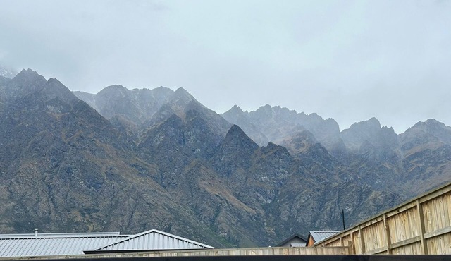 Modern and Peaceful Studio Room + Ensuite Bathroom under Mountains!