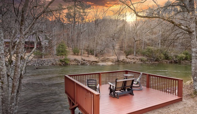 Modern Rustic Riverfront Cabin w/Hot Tub, Resort Amenity, Near Hiking/Wineries