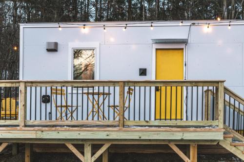 Modern Tiny House with hot tub & river near Stowe in Johnson