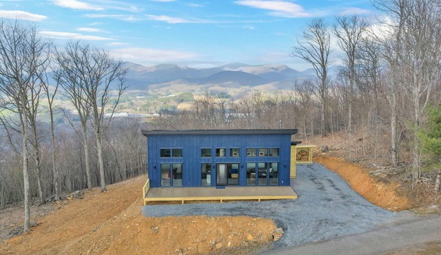 Mount Jefferson Base Camp 3-BR/2-BA with Majestic Views and Amenities