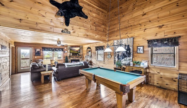 Mountain Views, Private Hot Tub & FREE Attraction Tickets