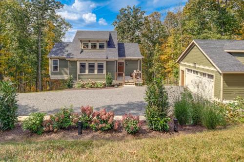 Mtn Views & Spacious Deck! Modern Caldwell Getaway in Caldwell