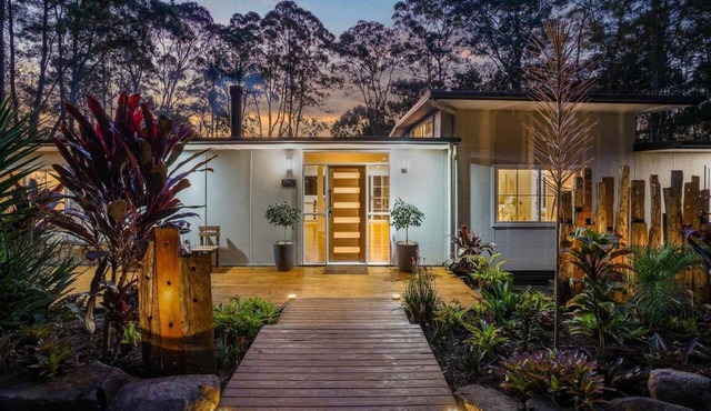Mulberry House - Pet Friendly Hinterland Retreat with Pool near Bangalow