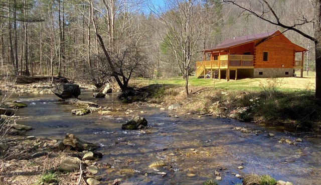 New 2/2 Log Cabin, Rushing Trout Stream, Hot Tub, Fireplace, 8 Acres, WiFi