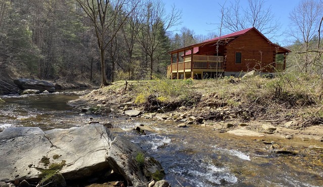 New 2/2 Log Cabin, Rushing Trout Stream, Hot Tub, Fireplace, 8 acres, WiFi