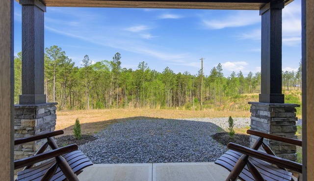 New luxury cabin in Talking Rock, GA. Hot Tub, Pool, Trails, Fire Pitts, Nature.