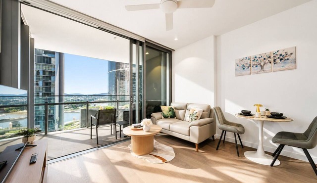 New Private Apt in Queens Wharf lv12